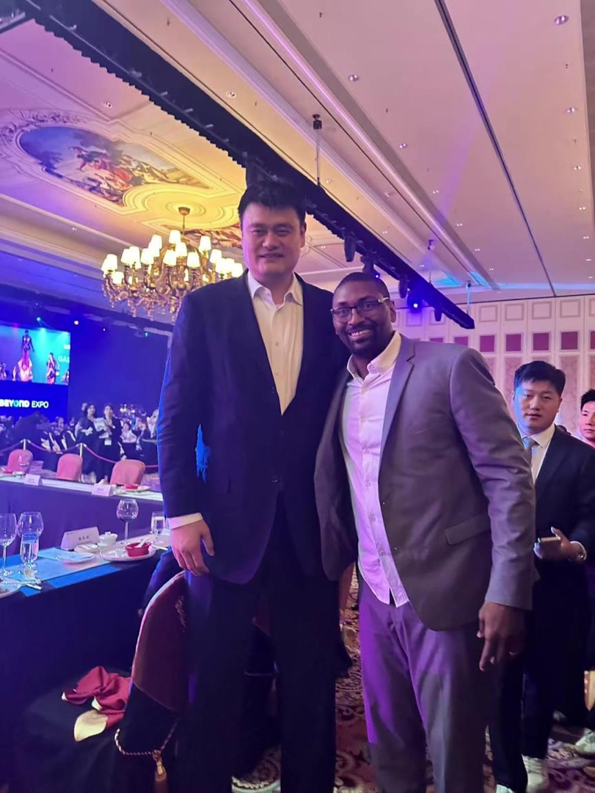 阿泰斯特曬與姚明合照：這是我最喜歡的隊(duì)友 姚??！