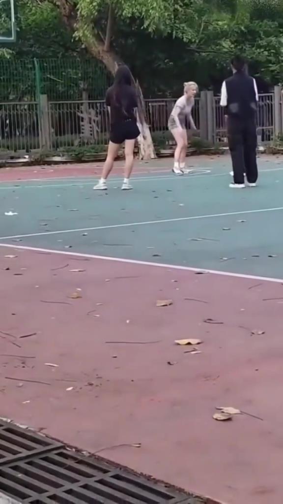 上來(lái)就背打女生的男人，真的活該沒(méi)有女朋友啊