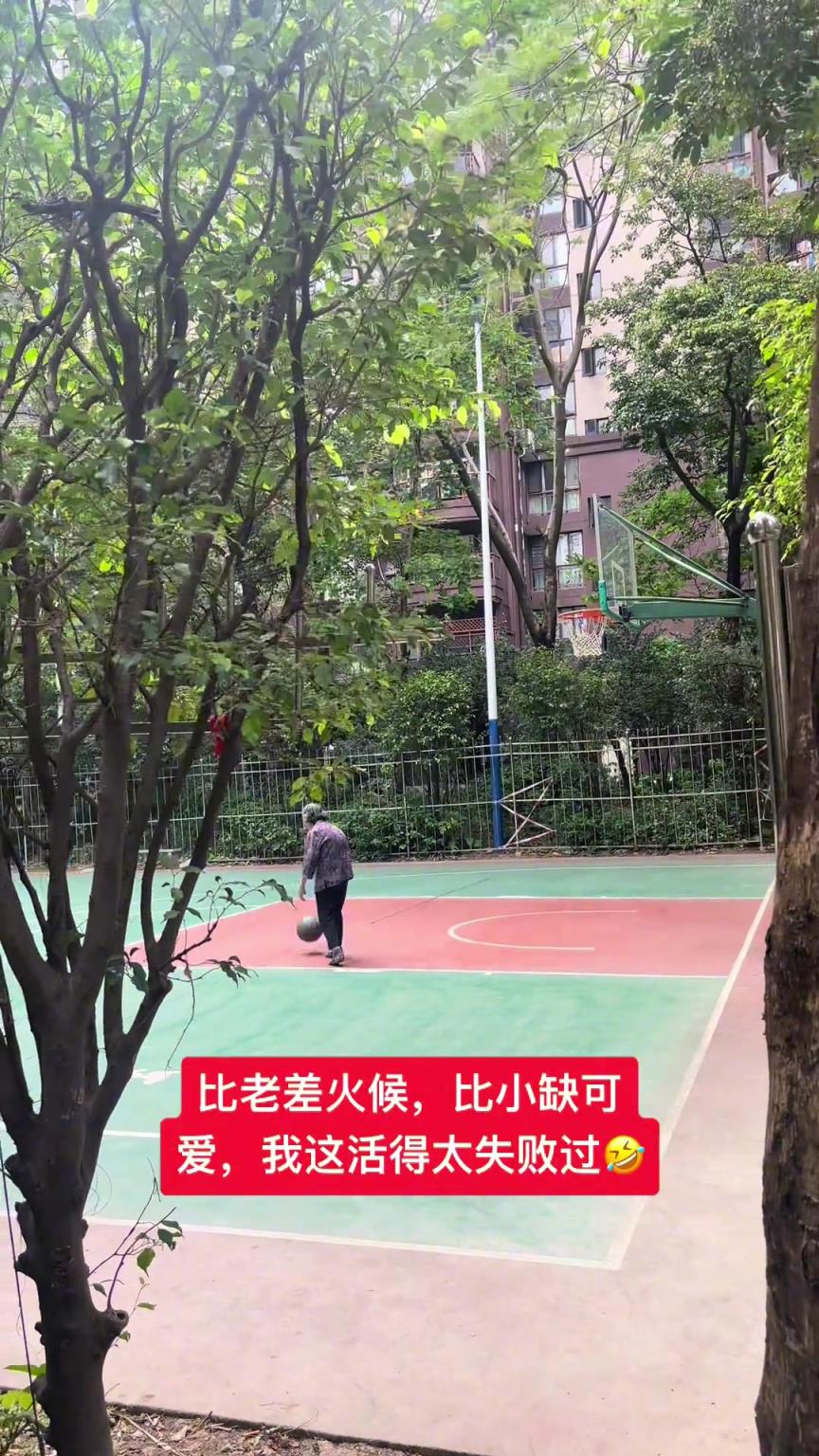 這阿婆單手一投一個準，姜還是老的辣