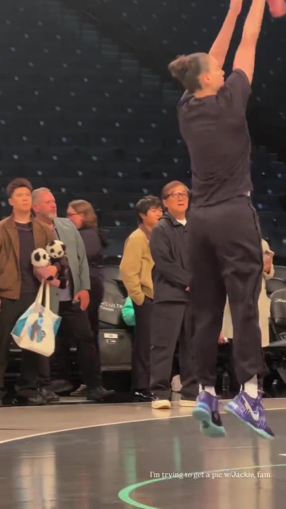 71歲成龍現(xiàn)身巴克萊中心看女籃比賽：她們投籃怎么那么準(zhǔn)！??！